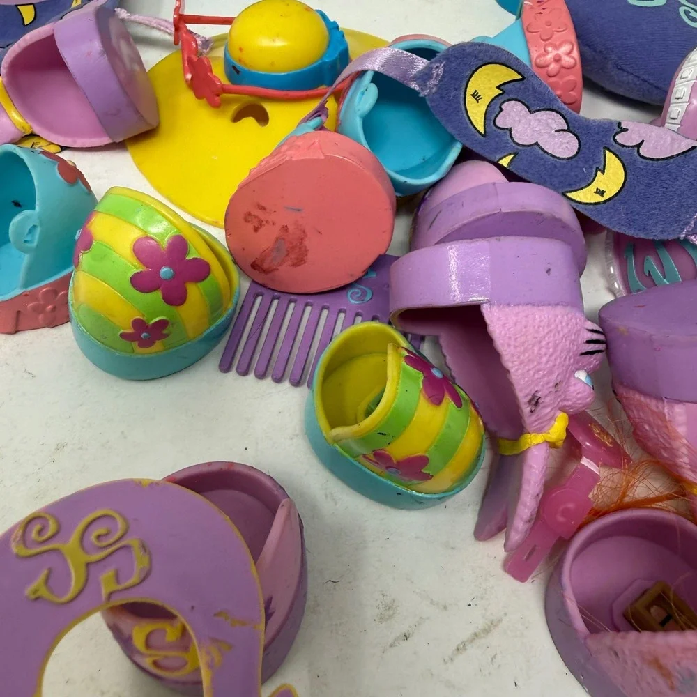 VTG Funrise Sassy Stable Horse and Accessories Lot Tan Purple Blue Yellow